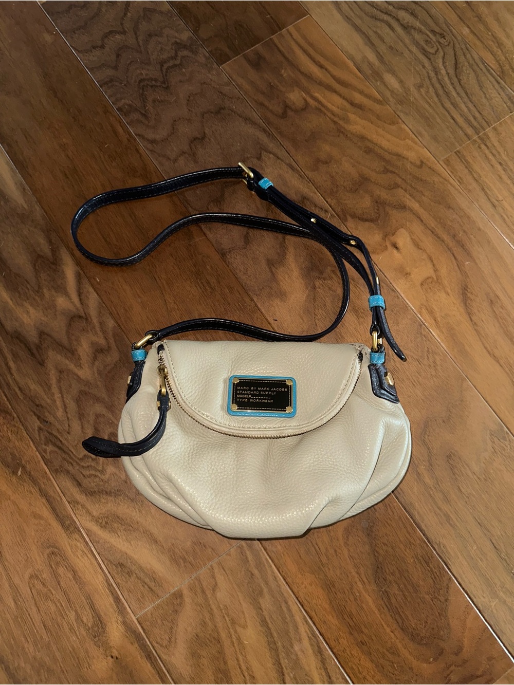 Marc by Marc Jacobs Cream Leather Crossbody Bag with Navy Strap
